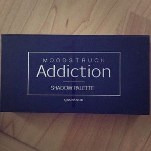 Younique Moodstruck eyeshadow palette 1